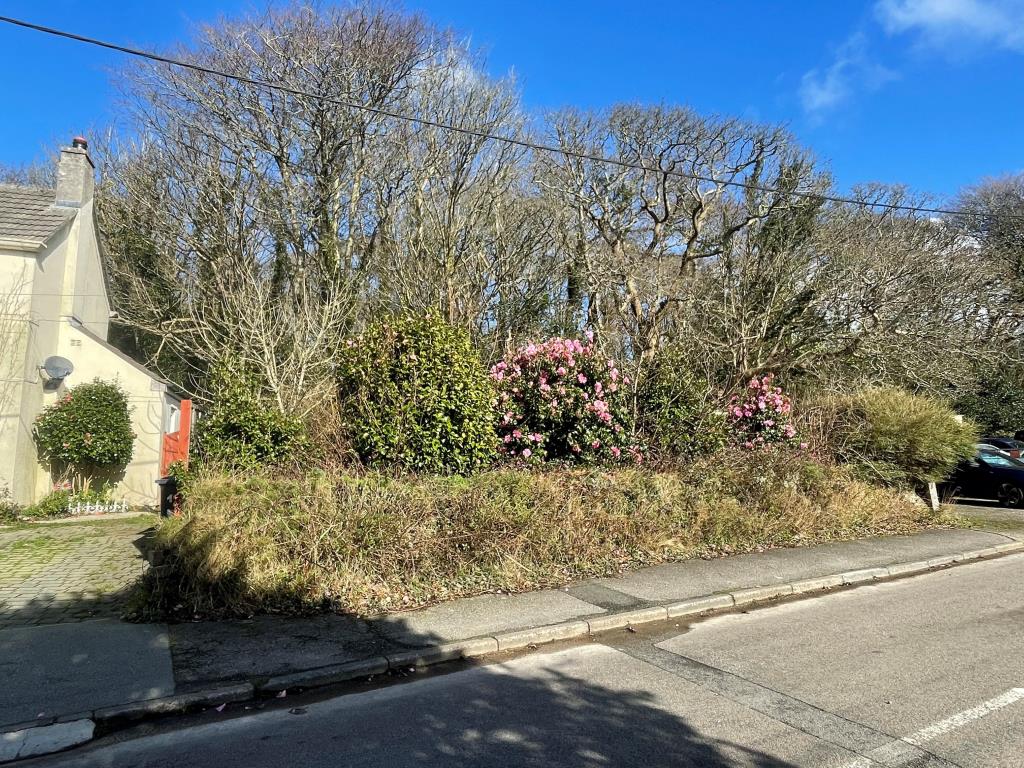 Lot: 28 - FREEHOLD LAND - Picture of Lot from road